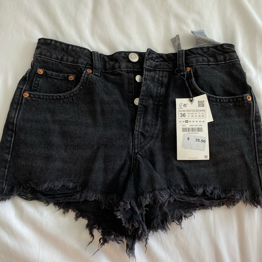 ZARA Mid-rise black shorts